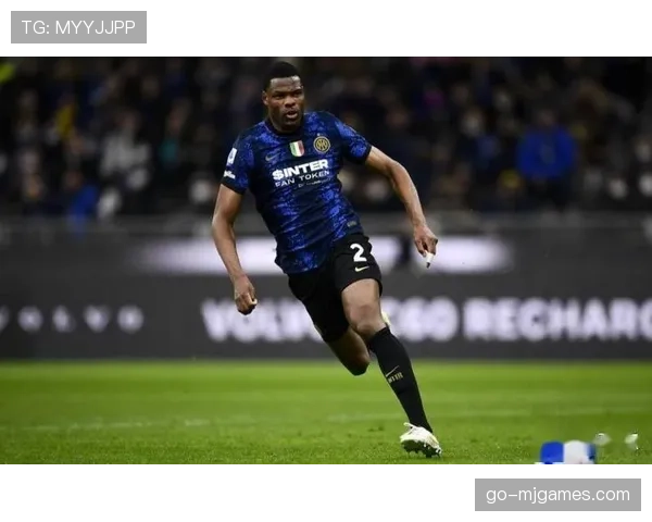 特写镜头：国米球员邓弗里斯在错失一次绝佳传中机会后的沮丧反应